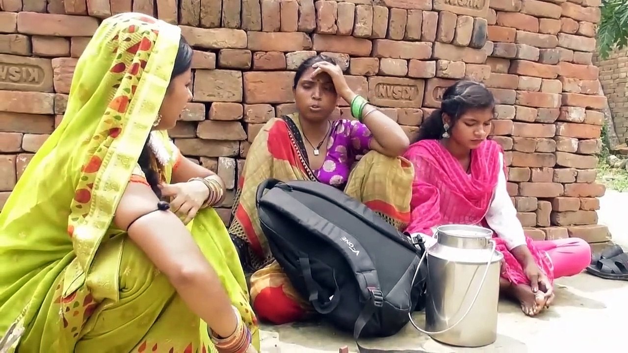 जवान बेटी के साथ हितई में घुमकर, देखिये पैसा कपड़ा ठगती है मां बेटी।