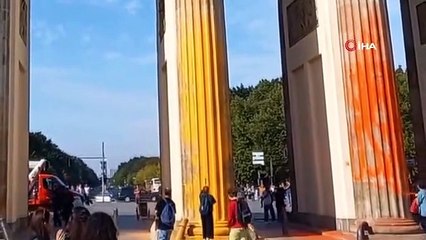 İklim Aktivistleri Berlin'deki Brandenburg Kapısı'na Saldırdı