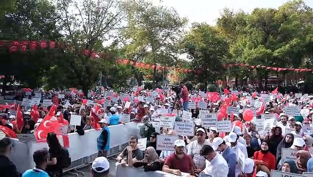LGBTİ karşıtı miting kamu spotu ve artan propagandaya rağmen sönük geçti