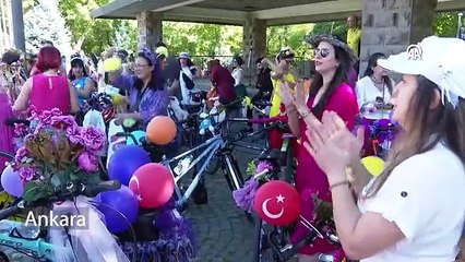 Süslü kadınlar bu yıl da bisikletleriyle yollardaydı