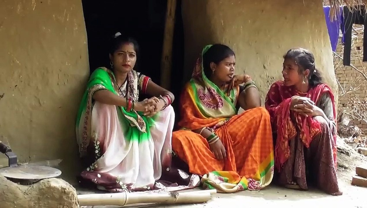 देखिये बिगड़ैल लड़की को मां-भाभी के सामने भाई बनाकर बुलाई प्रेमी को।_