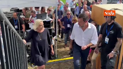 Marine Le Pen sul palco saluta i leghisti riuniti a Pontida