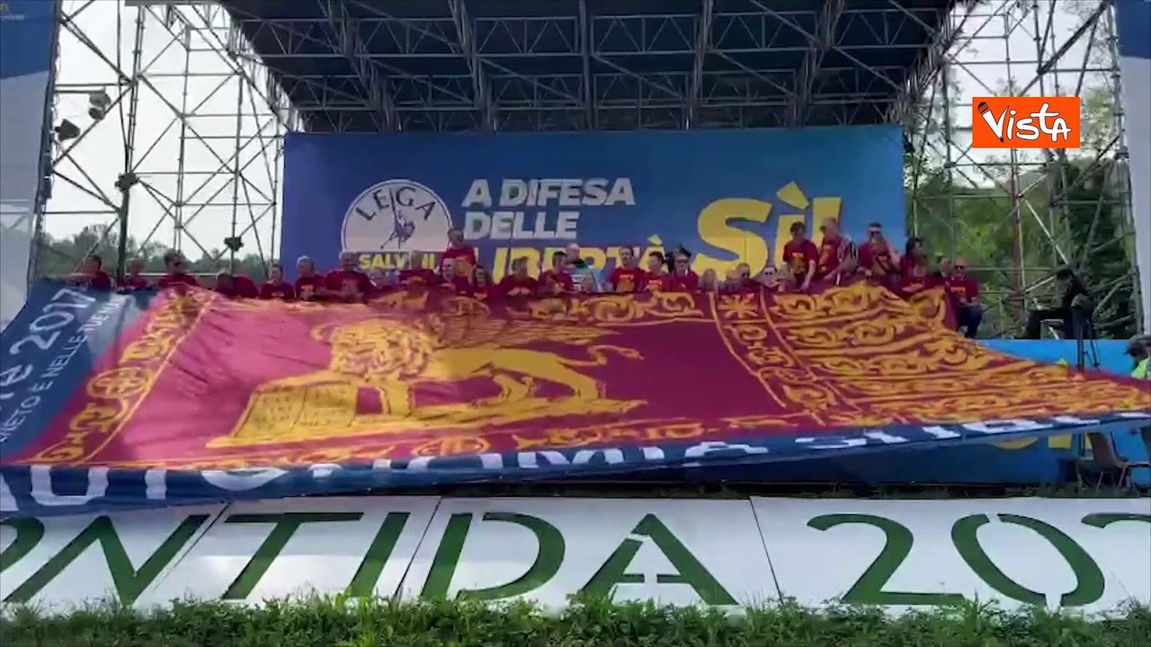 La bandiera con il Leone di San Marco srotolata sul palco di Pontida