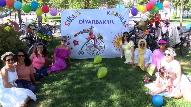 Kadınlar 'Süslü Kadınlar Bisiklet Turu' düzenledi