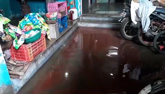 भारी बारिश, घरों में तीन-तीन फीट भरा पानी, पानी में तैरते मिले बर्तन