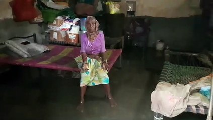 भारी बारिश, घरों में तीन-तीन फीट भरा पानी, पानी में तैरते मिले बर्तन