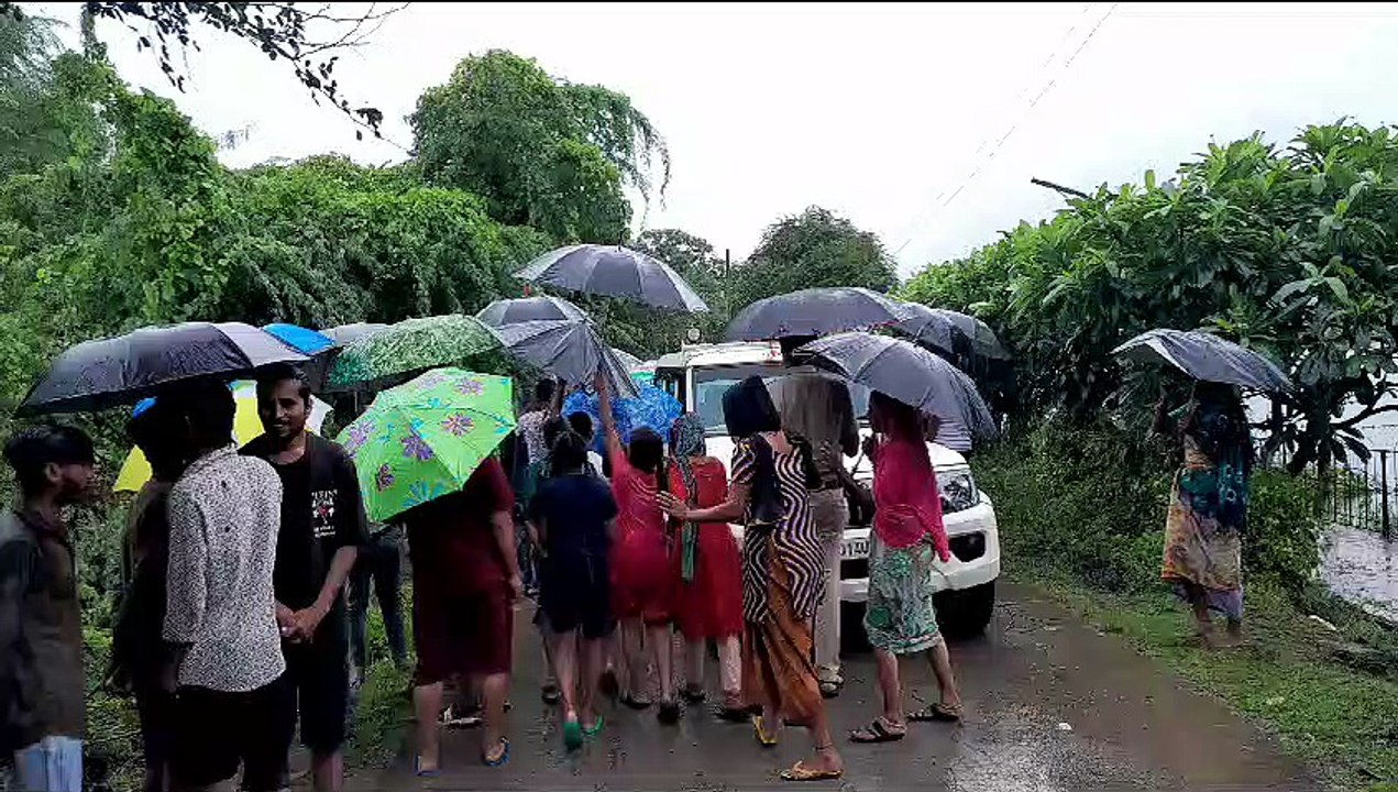 भारी बारिश, घरों में तीन-तीन फीट भरा पानी, पानी...