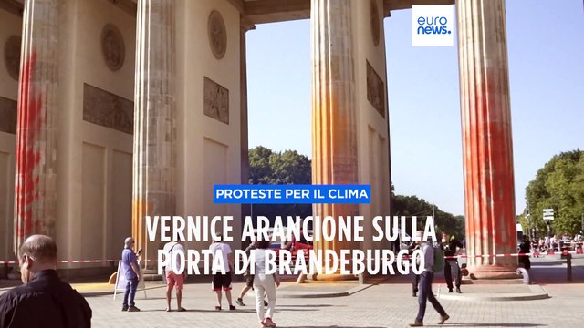 Clima, protesta a Berlino: vernice arancione sulla Porta di Brandeburgo