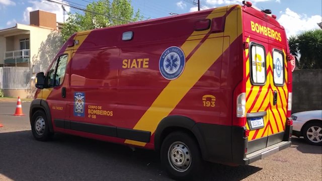 Casal é atropelado por Corsa no Centro; motorista do carro colidiu em poste 100m à frente