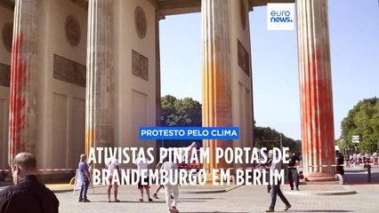 Ativistas climáticos pintam Portas de Brandemburgo durante protesto