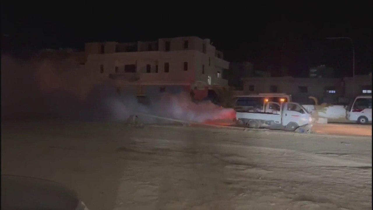 صور خاصة للعربية لعمليات متفرقة للتعقيم في درنة الليبية ضد الأوبئة والأمراض
