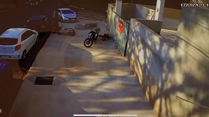 Câmera flagra colisão que deixou motociclista gravemente ferido na Região do Lago