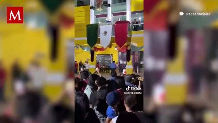 Alcaldesa de Tuxpan, Jalisco deja caer la bandera durante las celebraciones