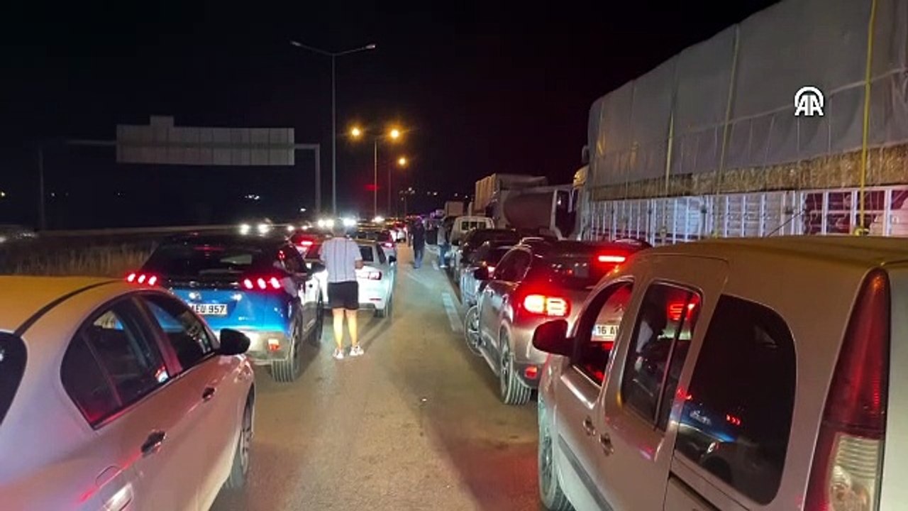 İstanbul-İzmir Otoyolu'nda dinamit yüklü kamyon devrildi