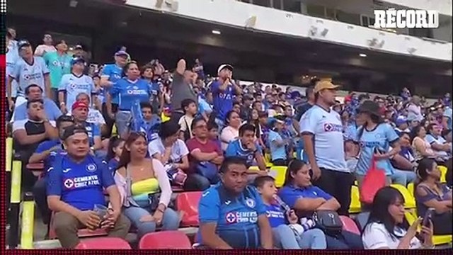 ERIK LIRA se 'ENGANCHA' con la afición de CRUZ AZUL