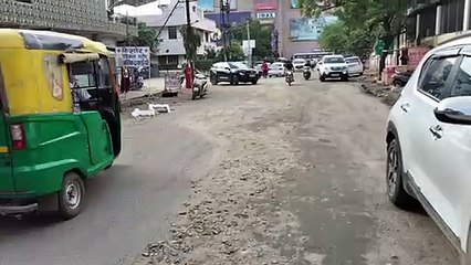 सावन में सड़क बनाई भादो में टूटी, बनाने वालों का पता नहीं, जनता खा रही हिचकोले