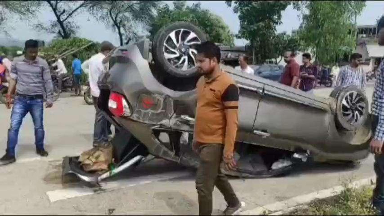 नरसिंहपुर: तेज रफ्तार कार धमाके से पलटी,चीख पुकार से दहल उठा इलाका