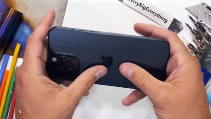 Bir iPhone 15 Pro kullanıcısı telefonuna sağlamlık testi uyguladı
