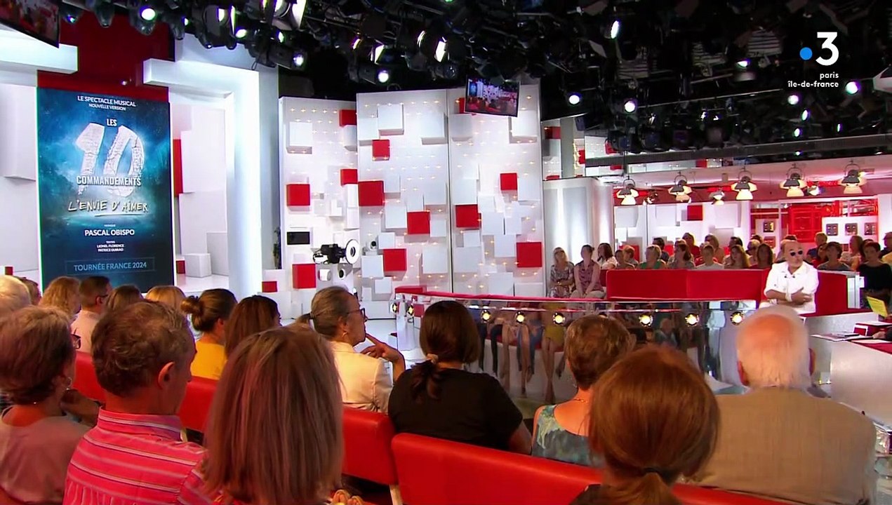 "Daniel Lévi est toujours là avec nous" : Pascal Obispo très ému en évoquant le retour des "Dix commandements" dans "Vivement dimanche" sur France 3