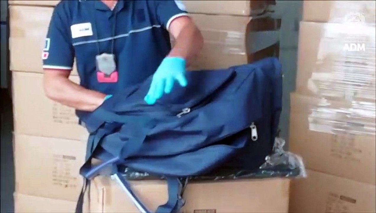 Livorno, scatta il sequestro per 2.800 borse sportive pericolose per la salute