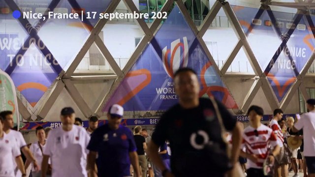 Des supporters anglais heureux après la victoire du XV de la Rose contre le Japon