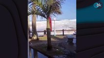 Una ola gigante arrasa un restaurante en Sudáfrica y deja al menos siete heridos