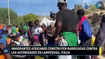 Inmigrantes africanos construyen barricadas contra las autoridades en Lampedusa, Italia