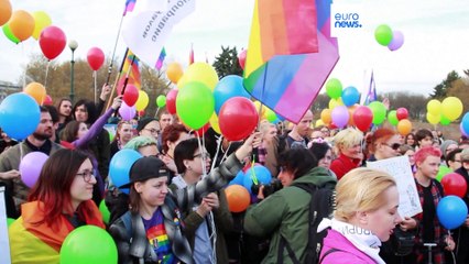 Comunidade LGBTQ+ resiste à repressão de Moscovo