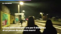 Ferrovia Milano-Piacenza ferma per 3 ore in piena notte: treno evacuato, i viaggiatori scortati lungo i binari