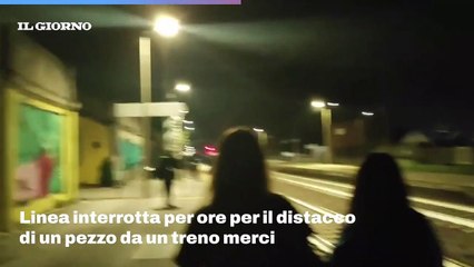 Ferrovia Milano-Piacenza ferma per 3 ore in piena notte: treno evacuato, i viaggiatori scortati lungo i binari