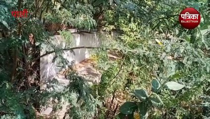 Watch Video : सागर के पास भी प्यासे, यहां मटकी में पानी लाने की मजबूरी