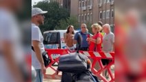 Kadıköy'de bir kadın ip bikini ile sokağa çıkınca vatandaşlar polis çağırdı