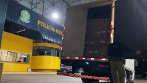 PRF recupera em Guaíra, caminhão carregado com cigarros contrabandeados do Paraguai