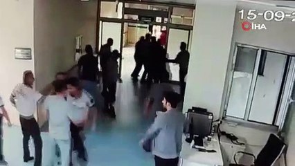 Hasta yakını polis hastaneyi birbirine kattı
