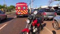 Colisão entre três carros e uma moto deixa homem ferido na Avenida Tancredo Neves