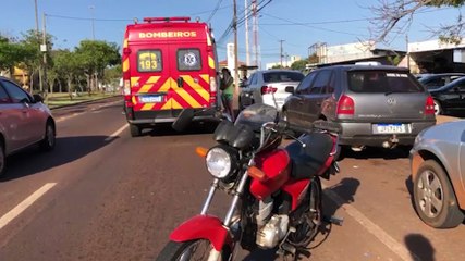 Descargar video: Colisão entre três carros e uma moto deixa homem ferido na Avenida Tancredo Neves