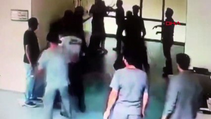 Sivas'ta Polis Memurunun Hastanede Yaşadığı Arbede Güvenlik Kamerasında