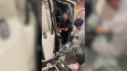 휴가 중 교통사고 목격 후 유리창 뜯어 운전자 구조한 소방관 / YTN