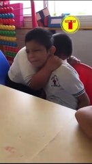 LA TRISTEZA DE UN NIÑO AUTISTA ES APACIGUADA POR OTRO INFANTE ESPECIAL CON SÍNDROME DE DOWN