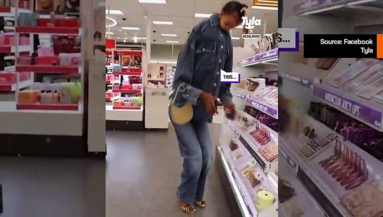 Kleine Schauspielerin: Kleines Mädchen amüsiert, indem es vorgibt, eine große Frau auf den Schultern ihrer Mutter zu sein