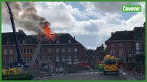 La toiture d’un immeuble en feu sur la Grand-Place à Nivelles