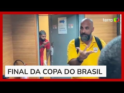 Gabigol 'interrompe' coletiva e manda beijo para Dorival Júnior após derrota do Flamengo