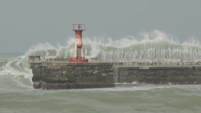 Afrique du Sud : des vagues hors normes frappent les côtes du Cap