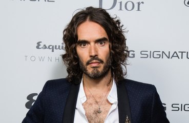 Russell Brand 'se ofreció a llevar a su asistente personal desnuda a conocer al pedófilo Jimmy Savile'