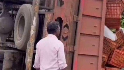 सवाई माधोपुर: अनियंत्रित होकर केलों से भरा ट्रक पलटा, देखिए फिर क्या हुआ?