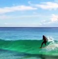 Hombre surfea con serpiente en su cuello