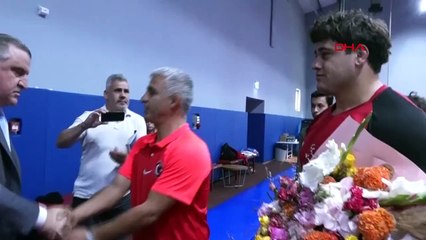 Скачать видео: Bakan Bak, Grekoromen Güreş Milli Takımı'nın kampını ziyaret etti