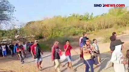 Puluhan Emak-Emak Hadang Alat Berat Karena Takut Makam Leluhurnya Rusak