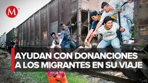 Pobladores de Zacatecas lanzan víveres a tren de migrantes