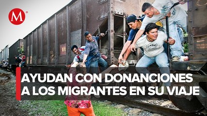 Pobladores de Zacatecas lanzan víveres a tren de migrantes